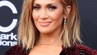 Menurut Jennifer Lopez, konsumsi alkohol justru merusak kesehatan kulitnya. Karenanya pada tahun 2013 lalu, J.Lo mengaku tidak mengonsumsi minuman keras pada InStyle. Foto: Getty Image
