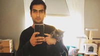 Sebagai aktor, komika, hingga penulis naskah, Kumail Nanjiani baru saja membintangi film Stuber bersama Dave Bautista dan Iko Uwais. Lewat akun Instagram, dan di beberapa kesempatan, Kumail ahli pasang pose lucu saat makan lho. Foto: Istimewa