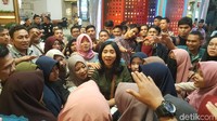 Anita mengajak mereka yel-yel seru dan kompak sebelum kemudian menonton pertunjukan Stunt Show: SWAT Raid. (Fitraya/detikcom)