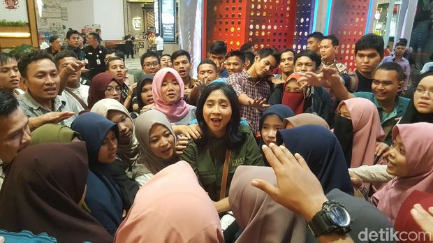 Piknik Edukatif 150 Alumni SMA CT Arsa di Trans Studio Cibubur
