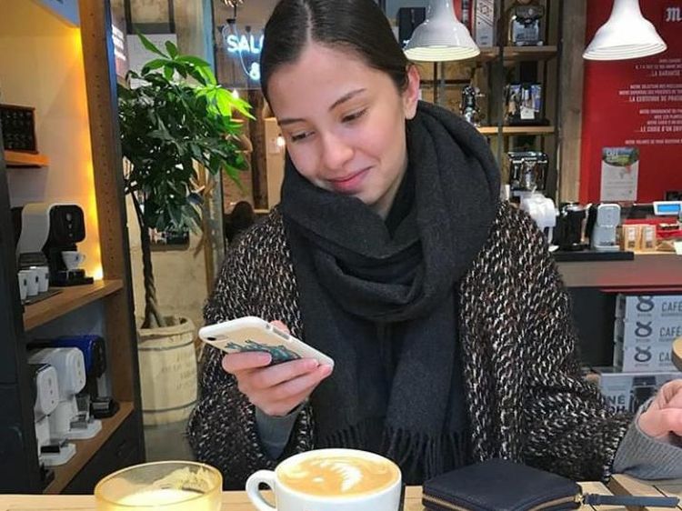Gaya Asyik Nadine Kaiser Saat Nongkrong di Kafe