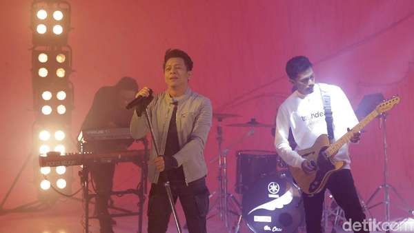 Melihat Momen Uki bersama NOAH Melihat Momen Uki bersama NOAH