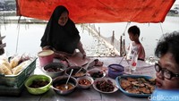 Meski kini masyarakat yang termasuk dalam kategori miskin masih menerima bantuan sosial (bansos). Namun, pemerintah tak akan menyaluran bansos terus menerus. Adapun pemerintah juga menciptakan program yang mengarahkan masyarakat rentan miskin ke arah kewirausahaan.