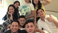 Anthony juga dikenal memiliki banyak teman. Tah heran jika momen kulinerannya kebanyakan dilakukan bareng sahabat tercinta. Termasuk ketika ia mendapat kejutan kue ulang tahun.  Foto: instagram @hillenaar87