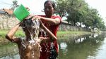 Potret Warga Mandi Hingga Mencuci di Kali