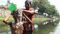 Kali yang berada di Kabupaten Tangerang itu tak hanya dimanfaatkan warga untuk mencuci pakaian, tetapi juga untuk memandikan anak mereka.