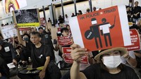 Para awak pesawat juga pekerja industri penerbangan tidak ketinggalan ikut dalam aksi protes. Serikat pramugari dan pramugara Cathay Pacific Airways melalui postingan Facebook menyerukan kepada para anggotanya untuk ikut berpartisipasi sembari mengingatkan untuk saling mengawasi satu sama lain. Foto: AP Photo/Vincent Yu