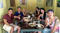 Libur tlah tiba, tulis Anthony pada unggahan fotonya ini. Ia terlihat santai sambil santap berbagai makanan di Bali. Foto: instagram @hillenaar87