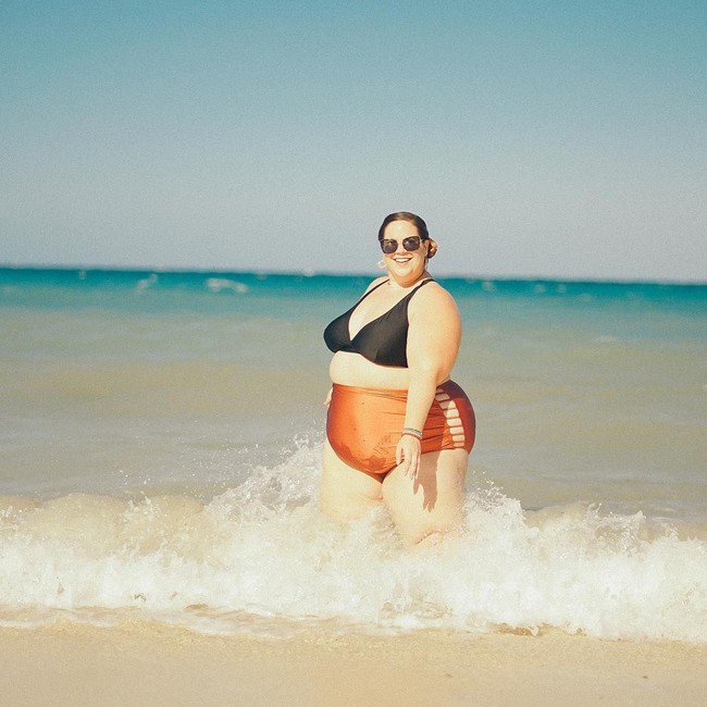 Meskipun bertubuh gemuk Whitney tetap rajin olahraga agar selalu sehat. Selama satu tahun belakangan ia rutin latihan angkat beban dan fitnes. Menurutnya manfaat olahraga tidak harus selalu dikaitkan dengan penurunan berat badan. Foto: Instagram/@whitneywaythore