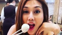 Kira-kira apa yang hendak dimakan Areeya kala ini? Yang jelas salah satu hidangan oriental yang dimasak dengan cara dikukus. Foto: Instagram areeyajason