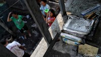 Warga berkumpul di bekas tempat tinggal mereka yang telah rusak dang hangus dilalap api.