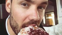 Dari semua personil One Direction, Liam Payne termasuk yang paling banyak punya momen kulineran. Sebuah donat dengan topping cokelat dan taburan crumb red velvet. Foto: instagram