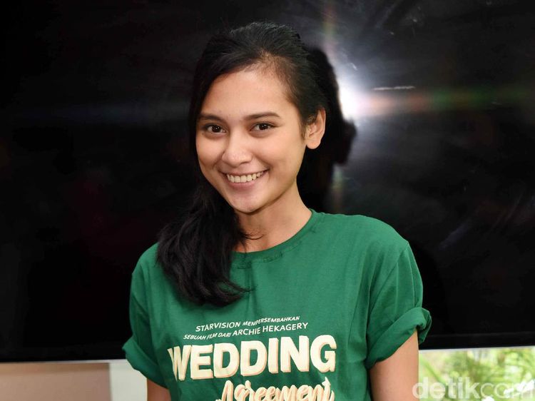 Ditemani Arie Kriting, Indah Permatasari Happy Banget Nih!