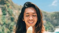 Bahagia tinggal di Bali, Pandhu jadi lebih leluasa berpetualang ke tempat-tempat yang belum pernah dikunjunginya. Dengan buah pisang kesukaannya, foto berlatar laut lepas ini jadi semakin keren. Foto: Instagram @backpackertampan