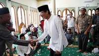 Sandiaga juga menyapa warga yang hadir dalam acara tersebut.