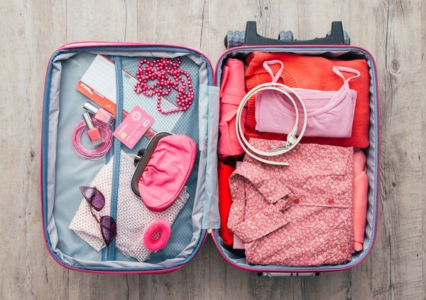 Pertimbangkan ukuran koper dengan durasi liburan. Kalau kamu cuma di bawah tiga hari, berarti ukuran kabin saja. Namun jika lebih kamu harus memilih ukuran yang lebih besar. (iStock)