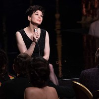 Rambut asli Renee berwarna pirang. Namun, untuk film ini, Renee tampil dengan rambut coklat. (Foto: LD Entertainment and Roadside Attractions via IMDb)