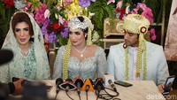 Tania Nadira dan Alwi Alaydrus saat ditemui usai akad nikah di Gedung Tribrata, Jakarta Selatan pada Jumat (26/7). Pool/Noel/detikFoto.