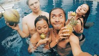 Karena hobi travelingnya ini, Pandhu jadi punya banyak teman dari berbagai negara. Ini keseruan mereka saat sedang berenang, sambil memegang aneka buah seperti kelapa hingga nanas. Foto: Instagram @backpackertampan