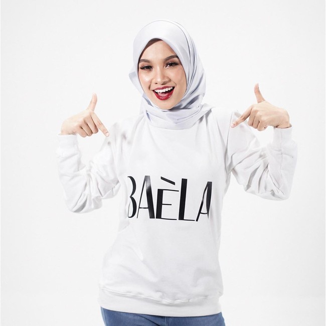 Seperti dilansir mStar Online, penyanyi berusia 27 tahun ini mengakui kesalahannya yang mengenakan pakaian menerawang. Nabila pun tak menyangka netizen terlalu mencari kesalahannya hingga sanggup menilai secara teliti setiap gambar yang diunggahnya di media sosial. Foto: dok. Instagram @nabila.razali