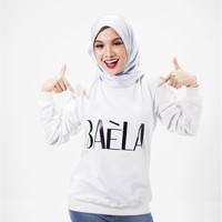 Seperti dilansir mStar Online, penyanyi berusia 27 tahun ini mengakui kesalahannya yang mengenakan pakaian menerawang. Nabila pun tak menyangka netizen terlalu mencari kesalahannya hingga sanggup menilai secara teliti setiap gambar yang diunggahnya di media sosial. Foto: dok. Instagram @nabila.razali