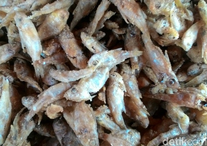 Wader dan Udang Goreng dari Waduk Gajah Mungkur Wader dan Udang Goreng dari Waduk Gajah Mungkur