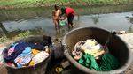 Potret Warga Mandi Hingga Mencuci di Kali