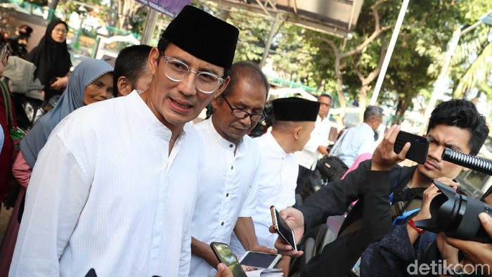 Sandiaga Uno meresmikan Bank Infaq di Masjid At-Taqwa, Penggilingan, Jakarta Timur, Jumat (26/7/2019). Usai peresmian, Sandiaga jadi rebutan foto bersama warga.