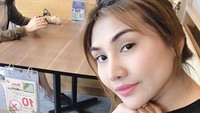 Tuh kan, Areeya memang gemar membagikan pengalaman kulinerannya ke publik. Saat menunggu pesanan datang, ia sengaja melakukan selfie. Foto: Instagram areeyajason