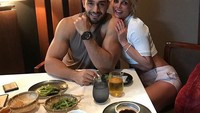 Meski memiliki perbedaan umur yang cukup jauh. Tapi Sam dan Britney tetap kompak dan harmonis, mereka sering menghabiskan waktu bersama dengan menikmati hidangan khas Jepang. Foto: Instagram @samasghari