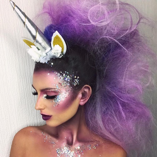 Makeup Unicorn Contour Ungu Makeup artist Keely Field tampil dengan makeup unicorn dengan contour tegas. Uniknya, contournya pun dibuat ala warna-warna unicorn dengan warna ungu tua dan muda. Contour game strong! Foto: dok. Instagram