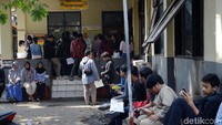 Masyarakat terlihat mengantri untuk di depan ruang SKCK.