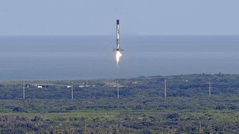 SpaceX memang terkenal mengandalkan teknologi roket yang bisa dipakai berulang kali. Foto: Associated Press