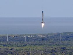 Roket Ulang Alik SpaceX Terbangkan Kargo 2,5 Ton ke Antariksa