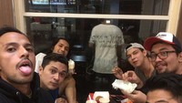 Santapan kali ini memang hanya menu fast food tapi kebersamaannya yang bikin hangat. Murah meriah tapi tak menjadi halangan untuk tetap kumpul.  Foto: instagram @hillenaar87
