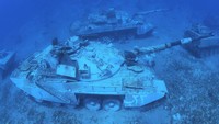 Karena lokasi yang berada di kawasan terumbu karang, Otoritas Zona Ekonomi Khusus Aqaba mengatakan kepada Jordan Times bahwa semua bahan berbahaya sudah dihilangkan terlebih dahulu sebelum kendaraan tempur itu ditenggelamkan ke bawah laut. Aqaba Special Economic Zone Authority/Handout via Reuters.
