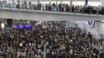 Lautan Demonstran Penuhi Bandara Internasional Hong Kong