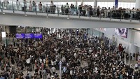 Ratusan demonstran yang memprotes rancangan undang-undang (RUU) ekstradisi yang kontroversial ini melakukan aksi duduk bersama di terminal kedatangan Bandara Internasional Hong Kong pada Jumat (26/7) waktu setempat. Foto: AP Photo/Vincent Yu