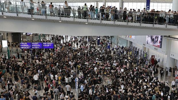 Demonstran Hong Kong beraksi di bandara