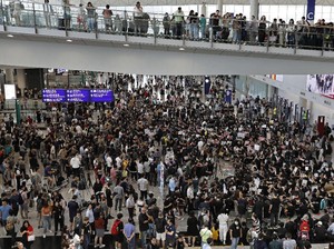 Imbas Krisis Politik, Ekonomi Hong Kong Terguncang