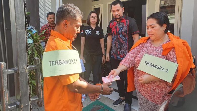 Momen Nunung Pesan Lalu Buang Sabu di Kloset dalam Rekonstruksi Momen Nunung Pesan Lalu Buang Sabu di Kloset dalam Rekonstruksi
