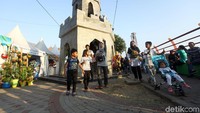 Meski baru resmi dibuka, festival tersebut sudah dipadati warga.