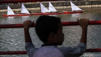 Parade perahu menyedot perhatian pengunjung, terutama anak-anak.
