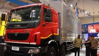 Presiden Direktur Tata Motors Distribusi Indonesia (TMDI) Biswadev Sengupta (tengah) menjelaskan Tata Prima 3123.T 8x2 kepada pengunjungdi booth TATA MOTORS pada Gaikindo Indonesia International Auto Show (GIIAS) 2019 di ICE BSD City, Tangerang, Banten, Senin (23/7/2019). Foto: dok. Tata Motors