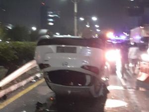 Mobil Terbalik di Tol Dalam Kota Arah Cawang