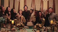 Mendapat kejutan Bridal Shower dari temannya-temannya, pasangan Cut Meyriska dan Roger Danuarta disuguhkan berbagai makanan di meja mewah. Foto: Instagram @cutratumeyriska