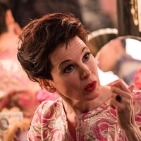 Demi memerankan aktris Wizard of Oz itu, Renee harus duduk di kursi makeup selama dua jam setiap hari. Dikabarkan People, waktu tersebut dihabiskannya untuk didandani dengan prosthetics, mengaplikasikan lensa kontak dan wig. (Foto: LD Entertainment and Roadside Attractions via IMDb)