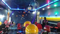 Pada bagian atap, ada juga susunan planet digantung sesuai dengan urutan mulai dari Matahari. Dari Merkurius, Venus, Bumi, mars dan selanjutnya hingga Pluto. (Dadang/detikcom)