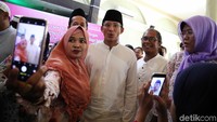 Warga terutama emak-emak berebut untuk foto bersama Sandiaga Uno.