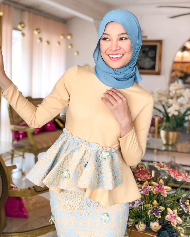 Terlepas dari banyak kritik yang diterima Nabila soal pakaiannya, penyanyi yang dikenal lewat ajang Akademi Fantasia Musim 10 ini kerap tampil manis dengan gaya hijabnya yang simpel. Foto: dok. Instagram @nabila.razali